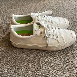 Cariuma sneakers